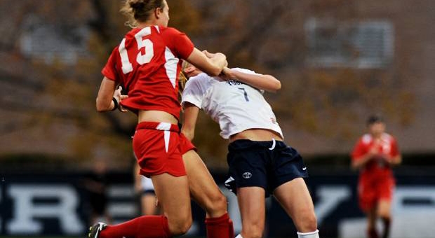 Video bóng đá: Elizabeth Lambert, nữ cầu thủ chơi xấu nhất thế giới